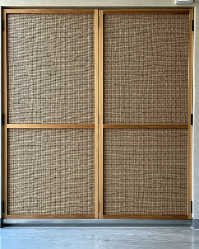 I dream that the sealed panel forgets the wind. In a narrow maintenance passage behind a public cooling hall, one reed v